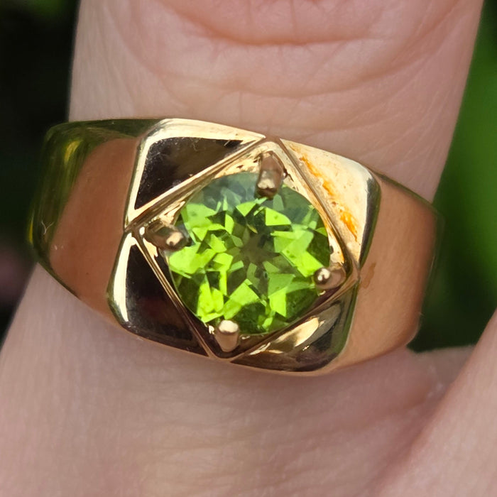 Vintage: 9ct Gold Peridot Solitaire Ring