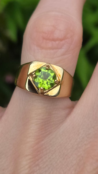 Vintage: 9ct Gold Peridot Solitaire Ring