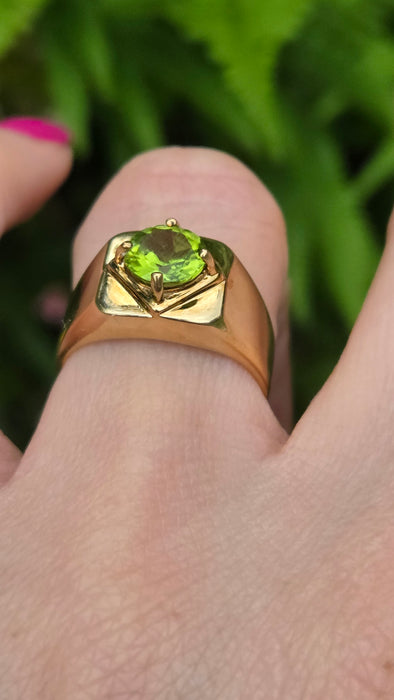 Vintage: 9ct Gold Peridot Solitaire Ring