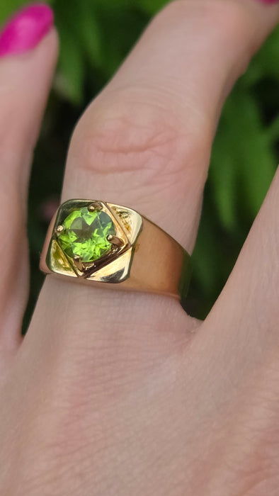 Vintage: 9ct Gold Peridot Solitaire Ring