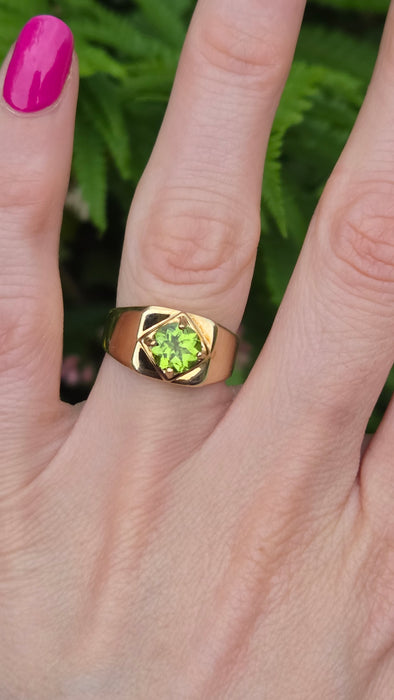 Vintage: 9ct Gold Peridot Solitaire Ring