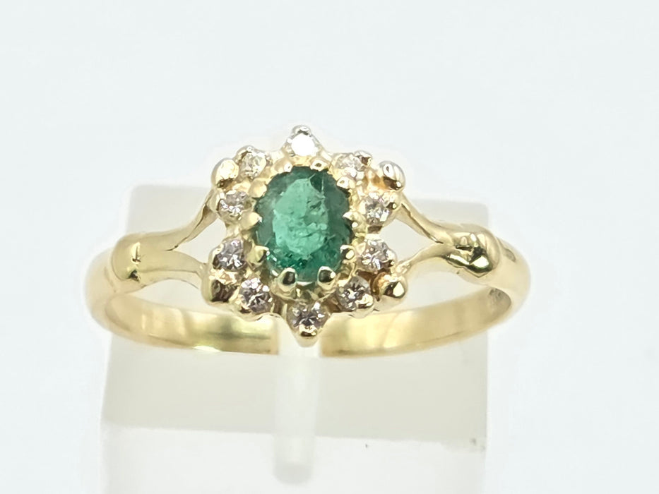 Vintage: 18ct Yellow Gold Emerald & Diamond Cluster Ring