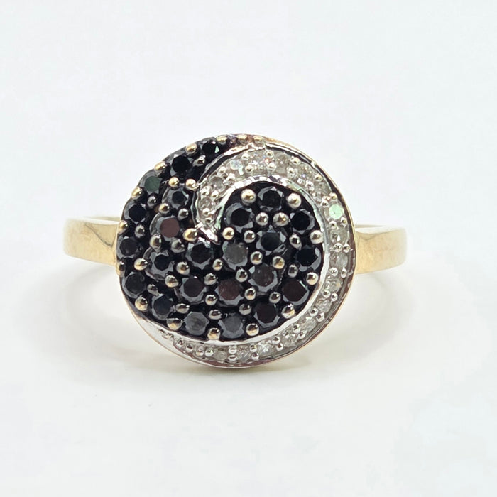 3078 Vintage: 9ct Yellow Gold Black & White Diamond Karma Ring