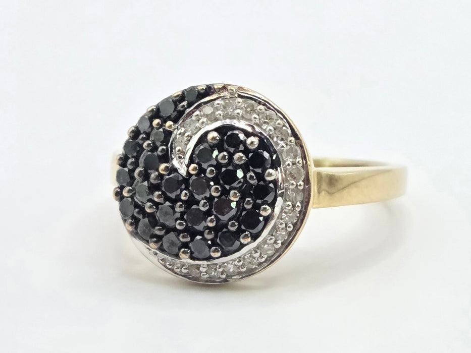 3078 Vintage: 9ct Yellow Gold Black & White Diamond Karma Ring