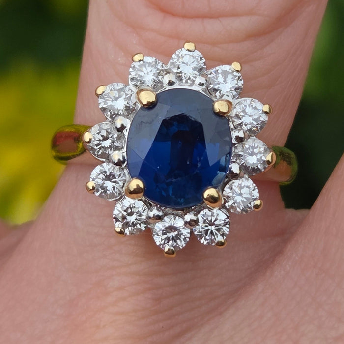 Vintage: 18ct Yellow Gold Sapphire & Diamond Cluster Ring — 3.30ct Sapphire / 1.20ct Diamonds