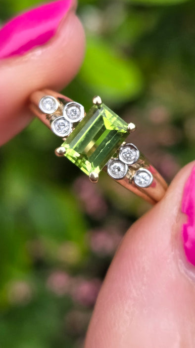 Vintage: 9ct Yellow Gold Peridot & Diamond Ring