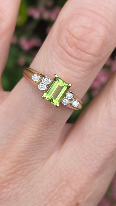 Vintage: 9ct Yellow Gold Peridot & Diamond Ring