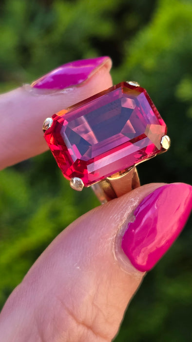 3125 Vintage: 18ct Yellow Gold Large Padparadscha Sapphire  (18.57ct) Solitaire Ring