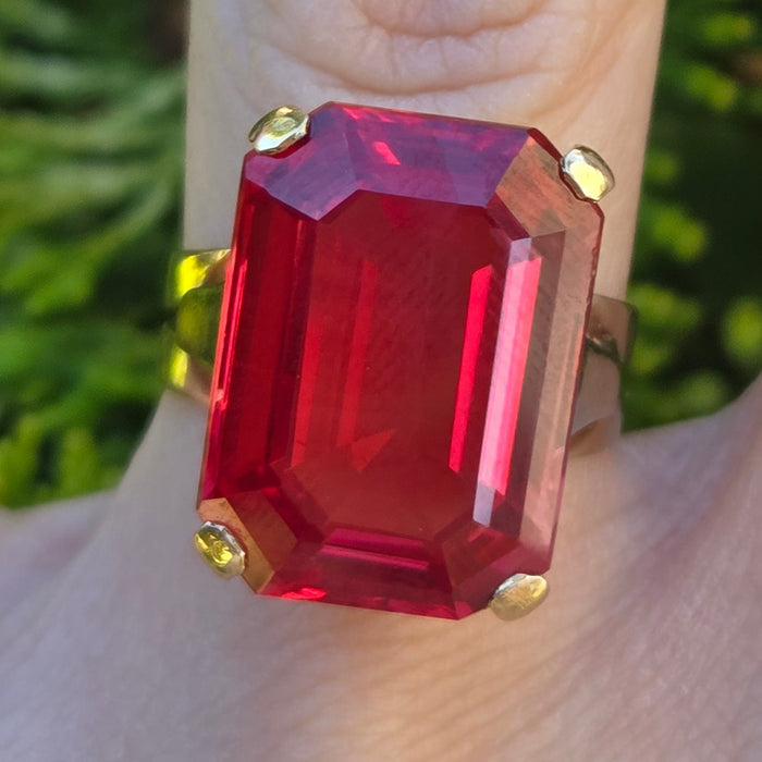 3125 Vintage: 18ct Yellow Gold Large Padparadscha Sapphire  (18.57ct) Solitaire Ring