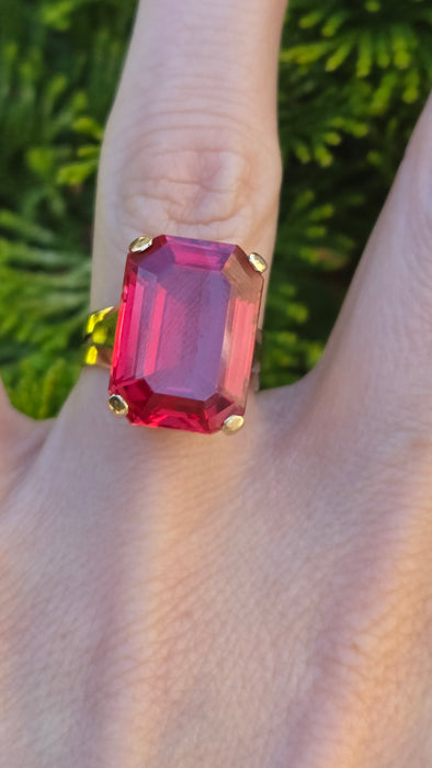 3125 Vintage: 18ct Yellow Gold Large Padparadscha Sapphire  (18.57ct) Solitaire Ring
