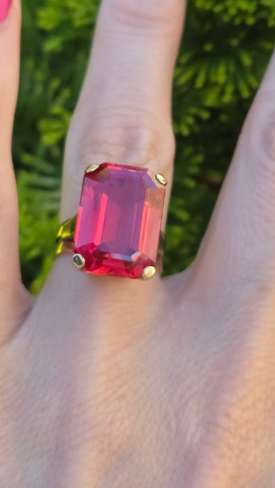 3125 Vintage: 18ct Yellow Gold Large Padparadscha Sapphire  (18.57ct) Solitaire Ring