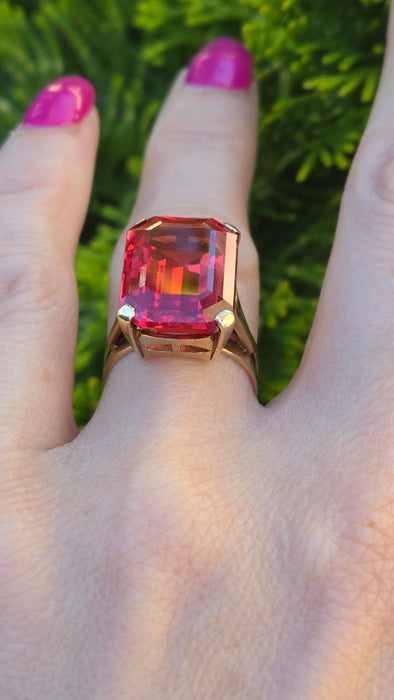 3125 Vintage: 18ct Yellow Gold Large Padparadscha Sapphire  (18.57ct) Solitaire Ring