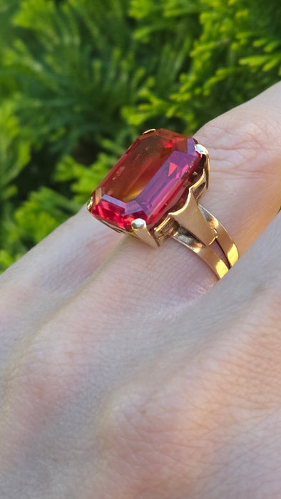 3125 Vintage: 18ct Yellow Gold Large Padparadscha Sapphire  (18.57ct) Solitaire Ring