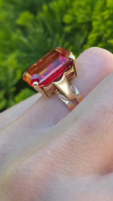 3125 Vintage: 18ct Yellow Gold Large Padparadscha Sapphire  (18.57ct) Solitaire Ring