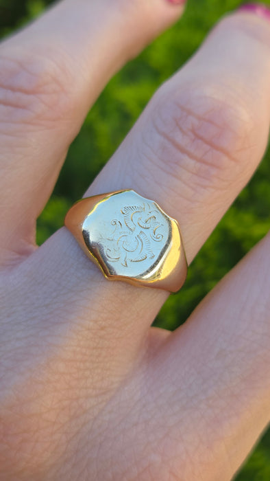 Antique: 18ct Yellow Gold Engraved Signet Ring — From 1918