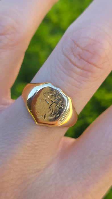 Antique: 18ct Yellow Gold Engraved Signet Ring — From 1918