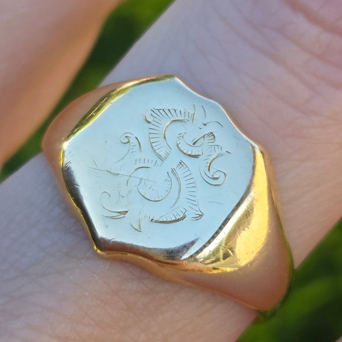 Antique: 18ct Yellow Gold Engraved Signet Ring — From 1918