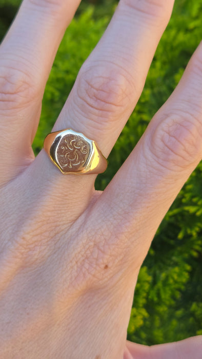 Antique: 18ct Yellow Gold Engraved Signet Ring — From 1918