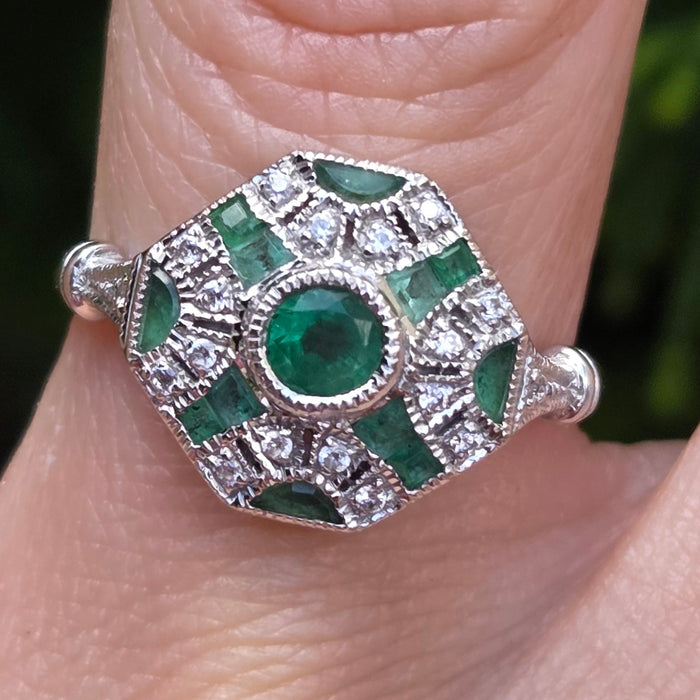 Vintage: 9ct White Gold Emerald & Diamond Art Deco Ring