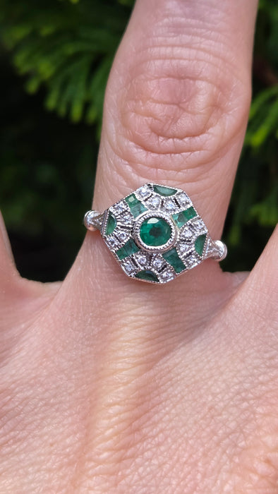 Vintage: 9ct White Gold Emerald & Diamond Art Deco Ring