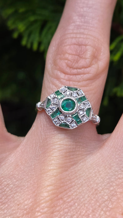 Vintage: 9ct White Gold Emerald & Diamond Art Deco Ring