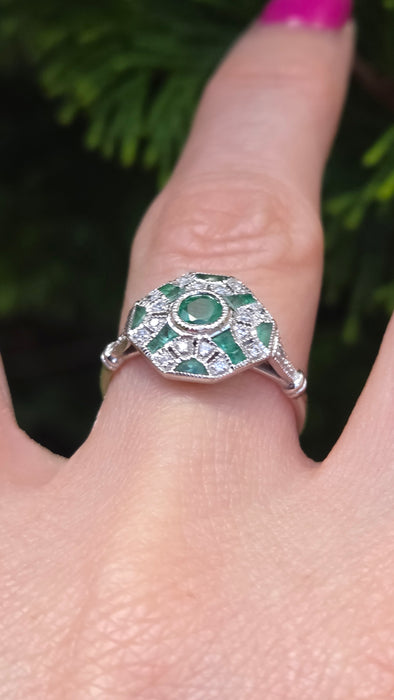 Vintage: 9ct White Gold Emerald & Diamond Art Deco Ring
