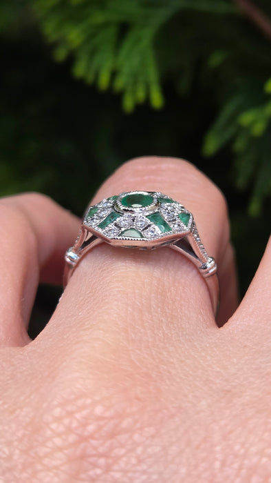 Vintage: 9ct White Gold Emerald & Diamond Art Deco Ring