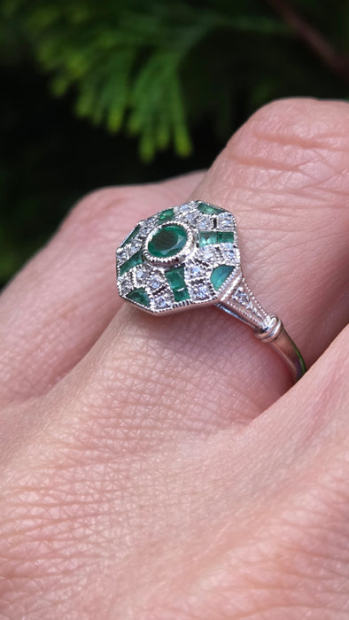 Vintage: 9ct White Gold Emerald & Diamond Art Deco Ring
