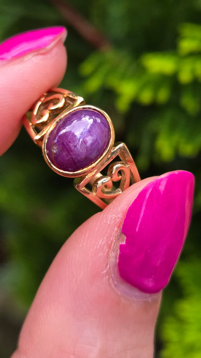 Vintage: 9ct Gold Oval Cabochon Star Ruby Openwork Ring