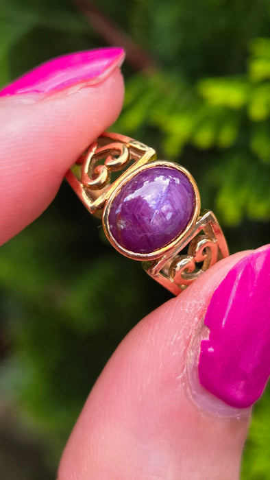 Vintage: 9ct Gold Oval Cabochon Star Ruby Openwork Ring
