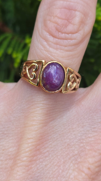 Vintage: 9ct Gold Oval Cabochon Star Ruby Openwork Ring