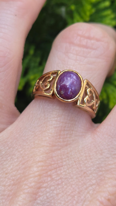 Vintage: 9ct Gold Oval Cabochon Star Ruby Openwork Ring