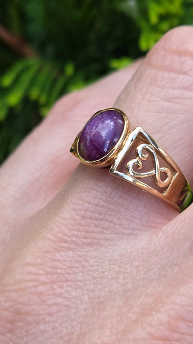 Vintage: 9ct Gold Oval Cabochon Star Ruby Openwork Ring