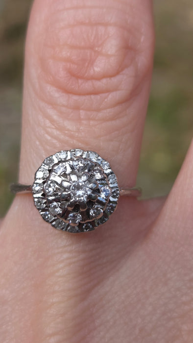 Vintage: 18ct White Gold 25 Diamonds Geometric Cluster Ring — Exquisite