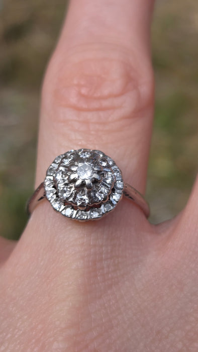 Vintage: 18ct White Gold 25 Diamonds Geometric Cluster Ring — Exquisite