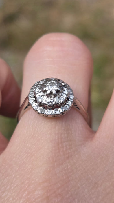 Vintage: 18ct White Gold 25 Diamonds Geometric Cluster Ring — Exquisite