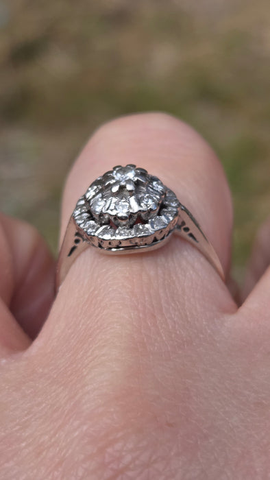 Vintage: 18ct White Gold 25 Diamonds Geometric Cluster Ring — Exquisite