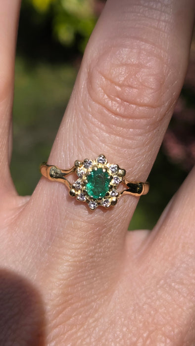 Vintage: 18ct Yellow Gold Emerald & Diamond Cluster Ring