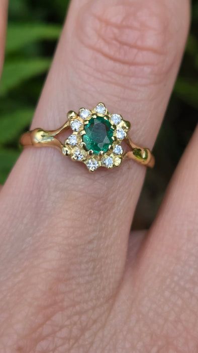 Vintage: 18ct Yellow Gold Emerald & Diamond Cluster Ring