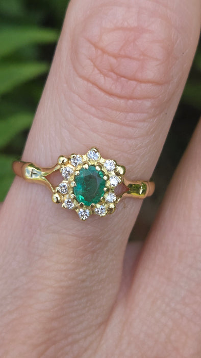 Vintage: 18ct Yellow Gold Emerald & Diamond Cluster Ring