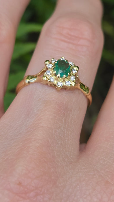 Vintage: 18ct Yellow Gold Emerald & Diamond Cluster Ring