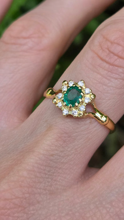 Vintage: 18ct Yellow Gold Emerald & Diamond Cluster Ring
