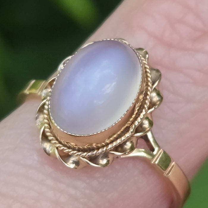 Vintage: 9ct Gold Oval Cabochon Moonstone Ring