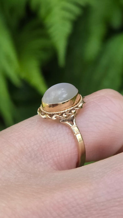 Vintage: 9ct Gold Oval Cabochon Moonstone Ring