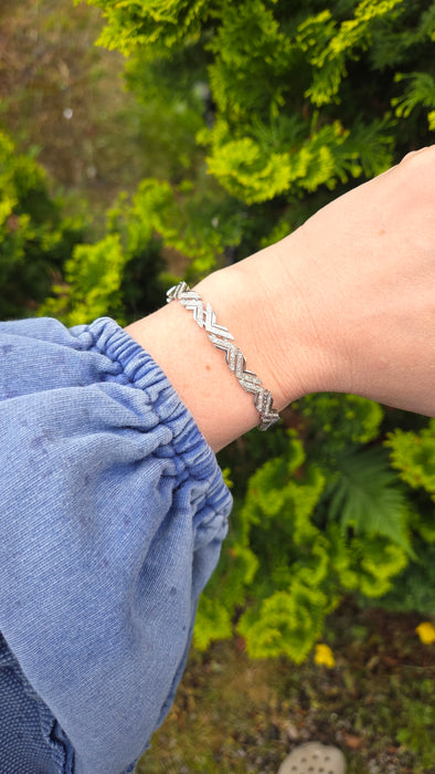 Vintage: 9ct White Gold Diamond Chevron Bracelet