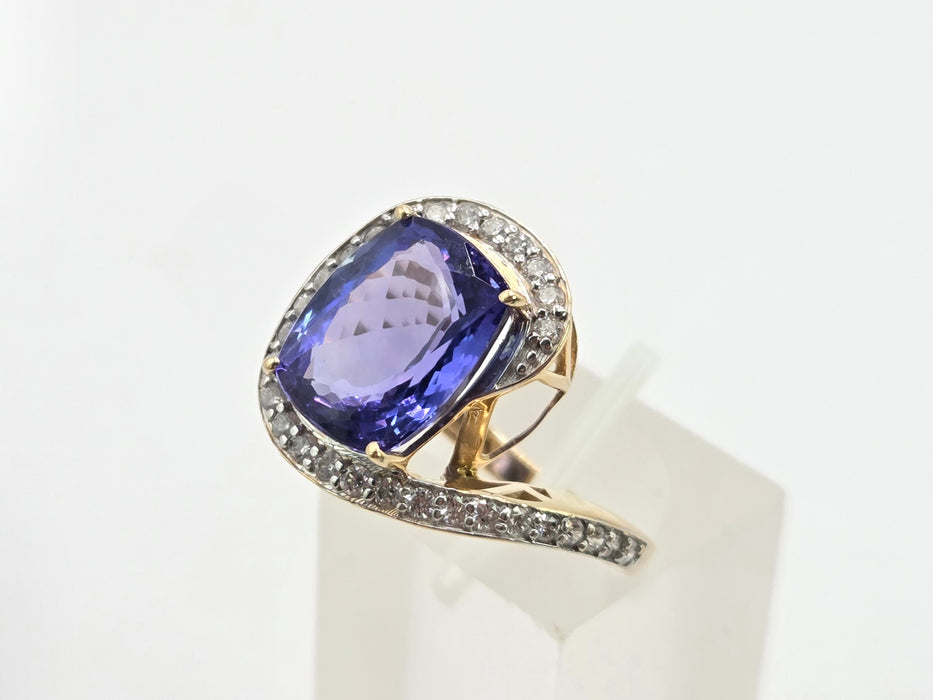 Vintage: 18ct Yellow Gold Tanzanite & Diamond Dress Ring — 5.51ct & 0.36ct