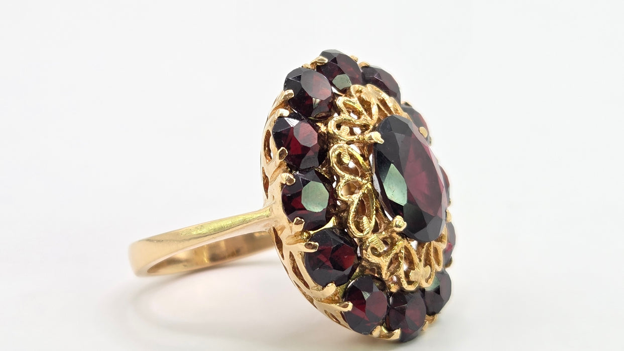 Vintage: 18ct Yellow Gold Garnet Cluster Ring — 9.90ct