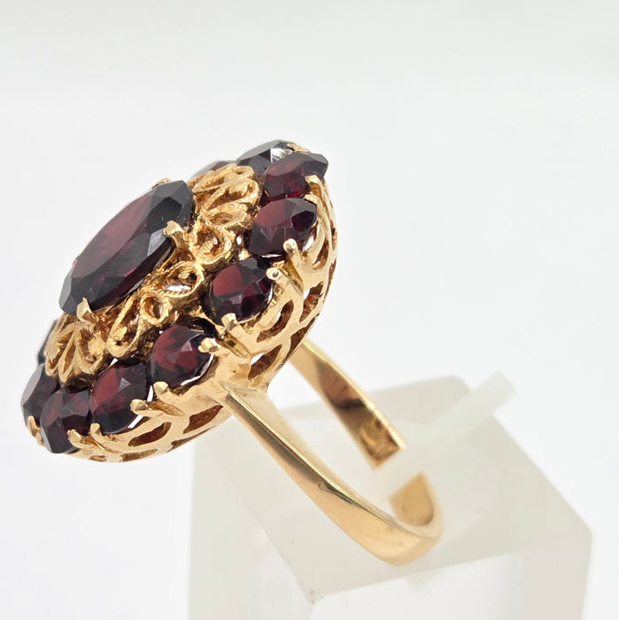 Vintage: 18ct Yellow Gold Garnet Cluster Ring — 9.90ct