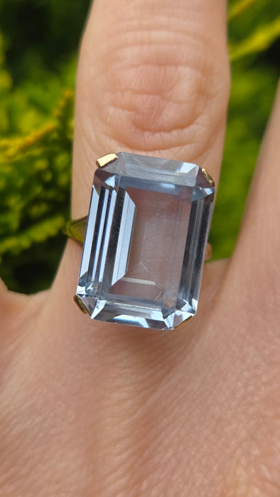 Vintage: 9ct Yellow Gold Blue Spinel Solitaire Ring — 17.35ct