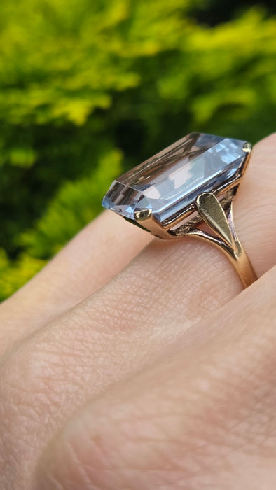 Vintage: 9ct Yellow Gold Blue Spinel Solitaire Ring — 17.35ct